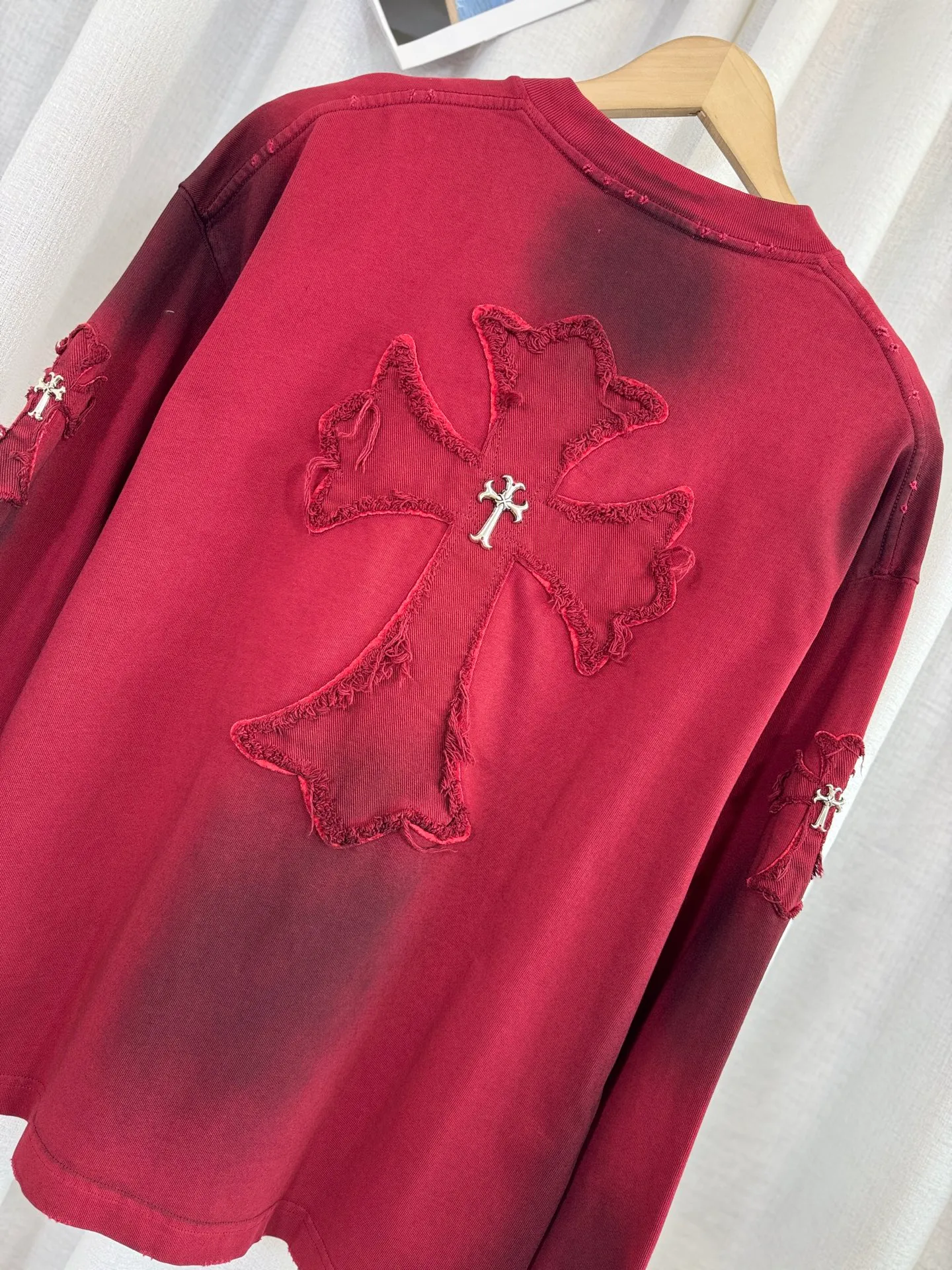 P260 ch high version Chrome Hearts 2025 new autumn and winter cross patch washed spray horse slip long-sleeved T-shirt, fabric: 26 double yarns, 320 grams weight, Angora red thread weaving, heavy wash water ➕ fried color + spray horse slip Printing process: patch embroidery, secondary color spray horse slip process Color: gray, red Size: S M L XL Style number: 5159
